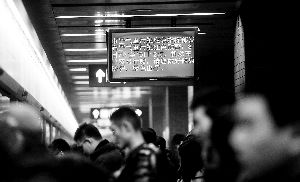 昨日,在北京地铁,屏幕滚动播出北京雾霾消息,提醒市民尽可能绿色出行。首席摄影记者