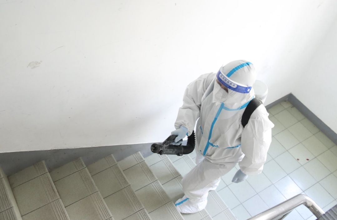 疫情消杀队：阻断传播风险，守护居民安全，高强度作业不停歇