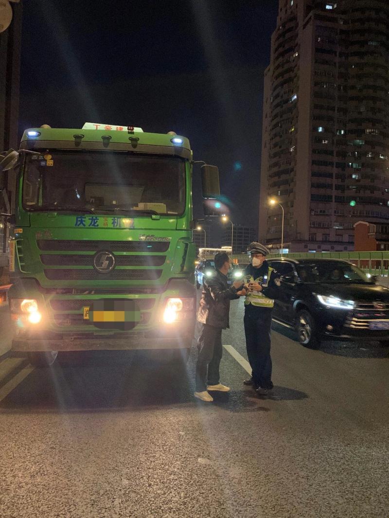 上海高架货运车违法查处_高架交警严打超载闯禁行为_违章高发月份预警