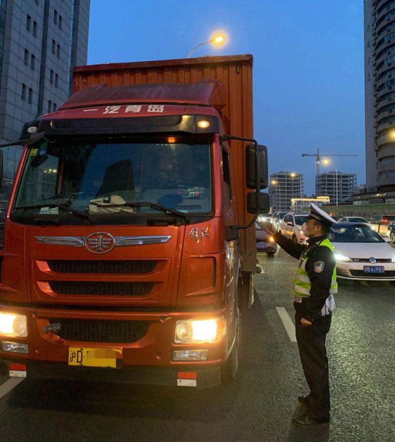 高架交警严打超载闯禁行为_违章高发月份预警_上海高架货运车违法查处
